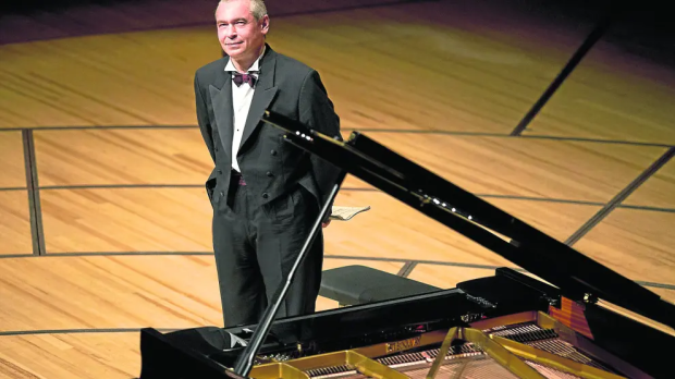 Pogorelich junto a su piano