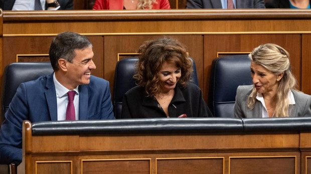 Pedro Sánchez y las vicepresidentas Montero y Díaz bromean en sus escaños