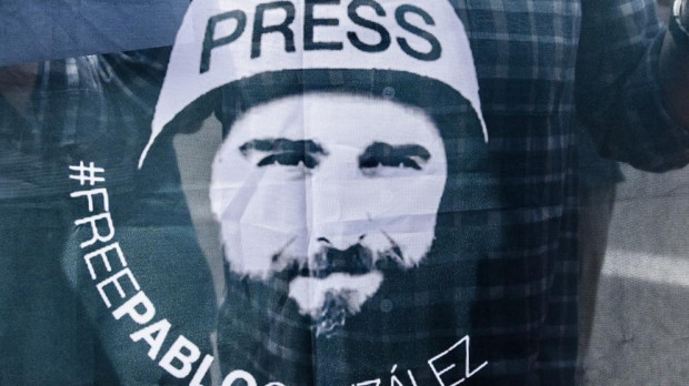(Foto de ARCHIVO) Un hombre con un pañuelo con la cara de Pablo González durante una concentración por la liberación del periodista Pablo González, ante el consulado de Polonia en Madrid, a 26 de junio de 2024, en Madrid (España). Distintas asociaciones de periodistas y prensa han convocado hoy una concentración por la liberación de Pablo González, en prisión preventiva en Polonia desde hace 28 meses. El joven fue detenido por las autoridades polacas en la frontera con Ucrania, acusado de ser un espía ruso. Carlos Luján / Europa Press 26 JUNIO 2024;PRENSA;LIBERTAD;PERIODISTA;PABLO GONZALEZ 26/6/2024