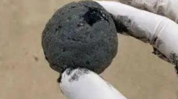 Una de las bolas negras aparecidas en las playas de Sídney