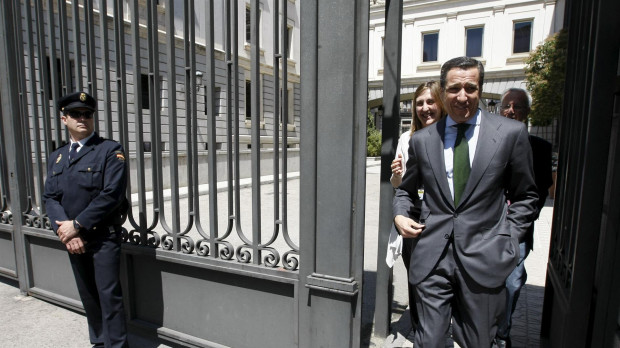 Eduardo Zaplana sale del Congreso de los Diputados, en una imagen de 2008