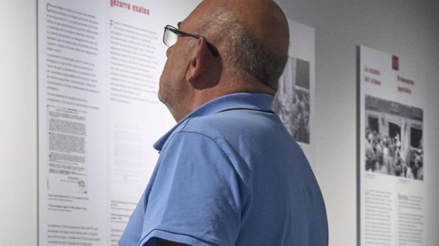 Un hombre observa un mural en el Centro Memorial de Víctimas del Terrorismo de Vitoria