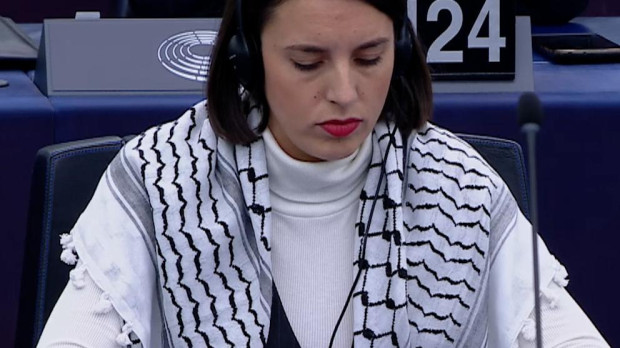 Irene Montero es reprendida por portar un pañuelo palestino en el Parlamento Europeo