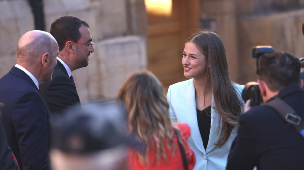 El Presidente del Principado de Asturias, Adrián Barbón, saluda a la Princesa Leonor a su llegada a la plaza de la constitución del Ayuntamiento de Oviedo José Ruiz / Europa Press FAMOSOS;PRINCESA LEONOR;ALCALDESA HONORARIA;AYUNTAMIENTO 24/10/2024