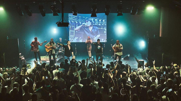 Cada año, un amplio repertorio de artistas se da cita en Jerez de la Frontera con el fin de recordar a Benítez