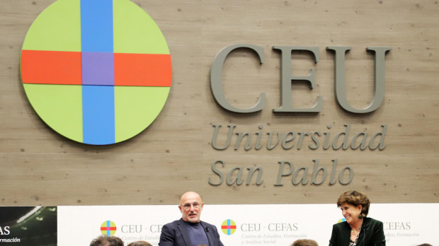 Luis de la Fuente en un momento de la ponencia en la Universidad CEU San Pablo