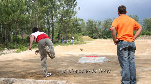 Dos personas participan el juego de los bolos celtas