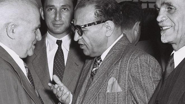 Reza Safinia, representante especial de Irán en Israel, durante una conversación con el primer ministro David Ben-Gurion y Shmuel Divon, jefe del departamento de Oriente Medio del Ministerio de Asuntos Exteriores de Israel