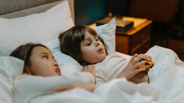 Dos niñas hablando antes de dormir