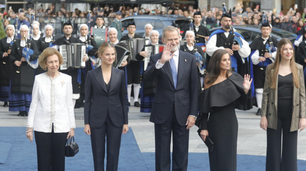 (I-D) La Reina Sofía; la Princesa Leonor; el Rey Felipe VI; la Reina Letizia y la Infanta Sofía, a su llegada al Teatro Campoamor para asistir a la ceremonia de entrega de los 'Premios Princesa de Asturias 2024', a 25 de octubre de 2024, en Oviedo, Asturias (España). La Fundación Princesa de Asturias celebra hoy los Premios Princesa de Asturias que, anualmente, son entregados en un solemne acto académico tiene lugar en Oviedo. Los objetivos de la Fundación son contribuir a la exaltación y promoción de cuantos valores científicos, culturales y humanísticos que son patrimonio universal, a través de ocho categorías de premios. Jorge Peteiro / Europa Press 25 OCTUBRE 2024;PRINCESA DE ASTURIAS;REYES;PRINCESA;INFANTA;PREMIOS;ASTURIES;ASTURIAS;CAMPOAMOR;PREMIADOS;LLEGADAS; 25/10/2024