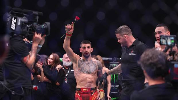 Ilia Topuria celebra tras vencer a Max Holloway (Blue) durante su combate de peso pluma en UFC 308 en Abu Dhabi, Emiratos Árabes Unidos, 26 de octubre de 2024