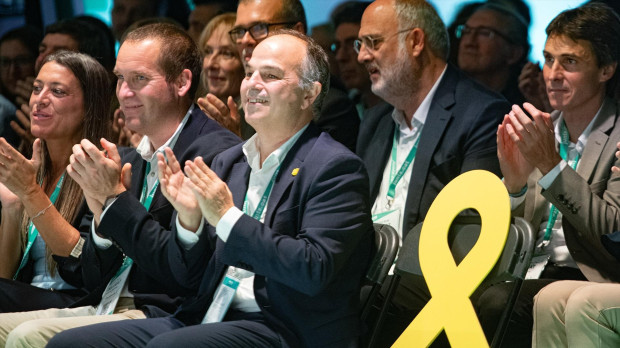Jordi Turull en Calella este fin de semana, junto a la silla vacía de Carles Puigdemont