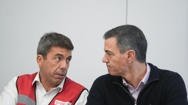 El presidente de la Generalitat valenciana, Carlos Mazón (i) y el presidente del Gobierno, Pedro Sánchez