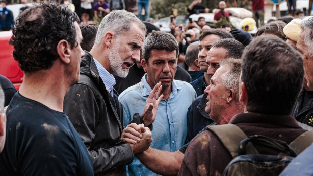 El Rey, Felipe VI, y el presidente de la Generalitat Valenciana, Carlos Mazón, durante su visita a Paiporta (Valencia)