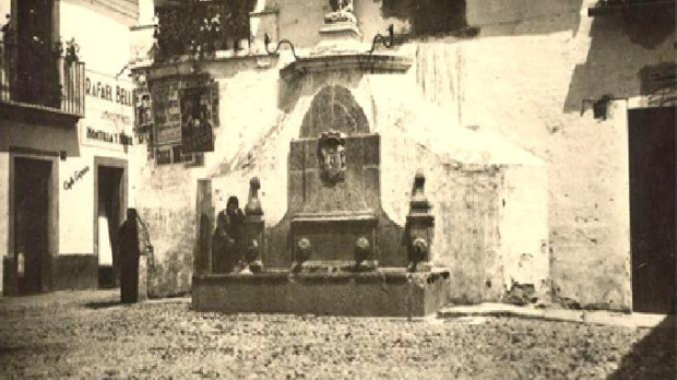 La fuente de la Fuenseca en 1942. A la derecha, el solar del cine que se inauguraría en 1945