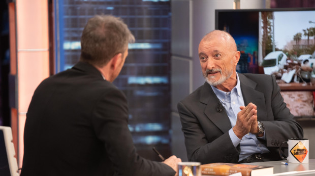 Arturo Pérez-Reverte, durante su entrevista con Pablo Motos en El Hormiguero