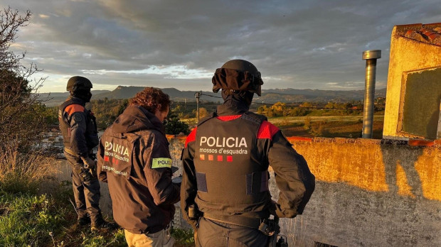(Foto de ARCHIVO) Agentes de los Mossos d'Esquadra durante el operativo para desmantelar un grupo criminal especializado en robos con fuerza en domicilios y empresas de Catalunya y en el tráfico de marihuana REMITIDA / HANDOUT por MOSSOS D'ESQUADRA Fotografía remitida a medios de comunicación exclusivamente para ilustrar la noticia a la que hace referencia la imagen, y citando la procedencia de la imagen en la firma 22/10/2024