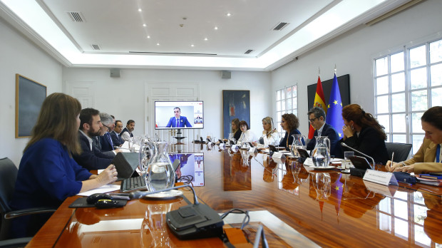 Pedro Sánchez presidiendo el comité de crisis desde Azerbaiyán