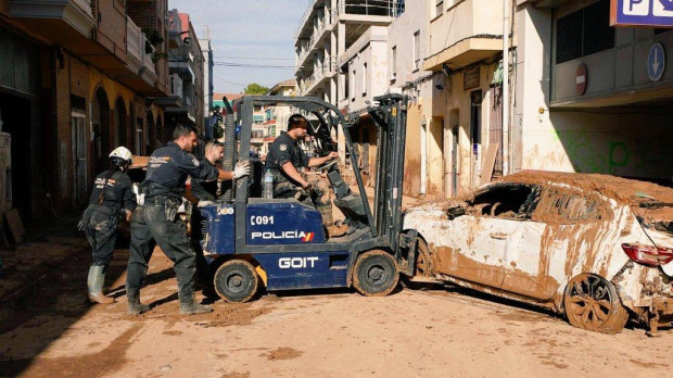 Agentes de la Policía Nacional colaborando en la DANA