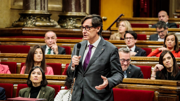 El presidente de la Generalitat, Salvador Illa, interviene este miércoles en el pleno del Parlament