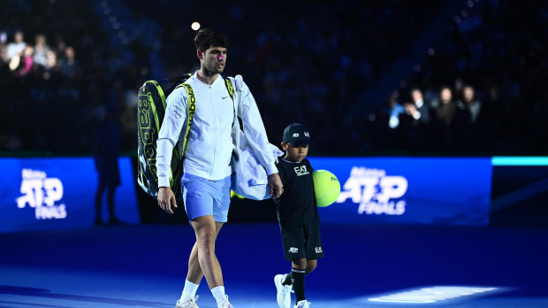 Alcaraz saltó al partido contra Rublev con una tira nasal de color fucsia para respirar mejor