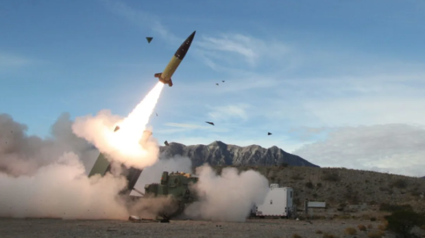 Uno de los misiles ATACMS lanzado desde un MLRS M270