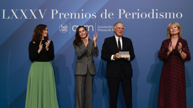 La Reina, la presidenta de la Comunidad y la presidenta de la APM con Pedro Piqueras
