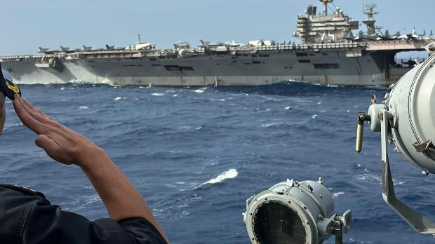 Saludo al portaaviones USS Truman de la US Navy desde la fragata Méndez Núñez (F-104)