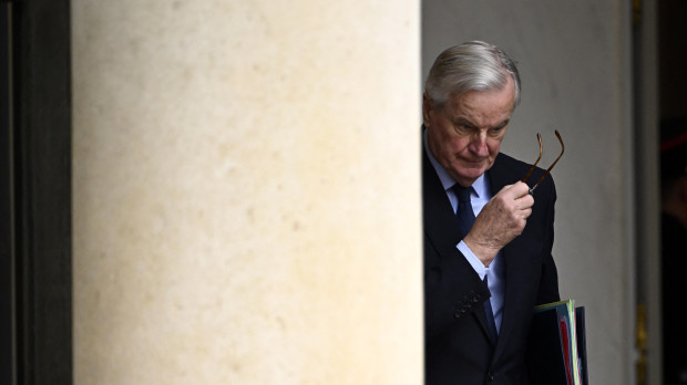 El primer ministro francés, Michel Barnier, sale después de la reunión semanal del gabinete en el Palacio del Elíseo