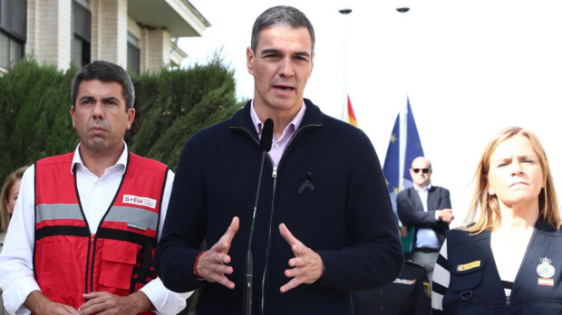 De izquierda a derecha, Carlos Mazón, Pedro Sánchez y Pilar Bernabé