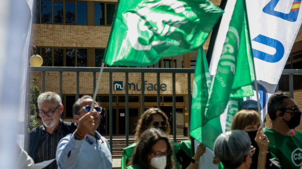 Manifestación de funcionarios contra los recortes que han sufrido en su prestación sanitaria