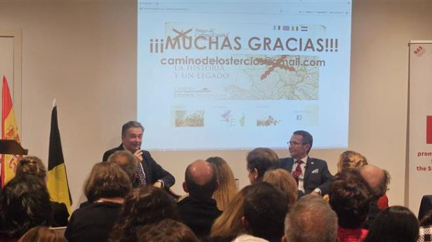 El Teniente General César Muro da una conferencia sobre el Camino Español