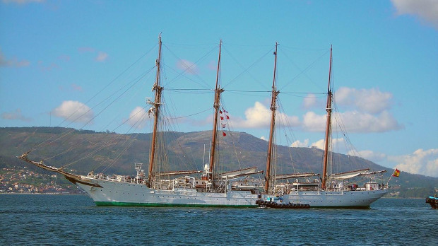 El buque escuela Juan Sebastián de Elcano navega en la ría de Pontevedra