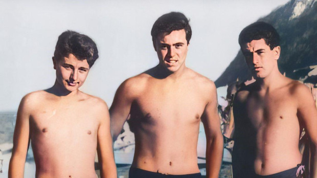 Pavarotti de joven en el centro de la foto