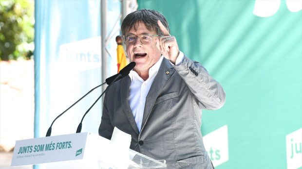 (Foto de ARCHIVO) El expresidente de la Generalitat de Catalunya, Carles Puigdemont, interviene durante el acto de celebración del cuarto aniversario de la fundación de Junts, en el Théâtre de Verdure, a 27 de julio de 2024, en Amélie-les-Bains-Palalda (Francia). Junts per Catalunya celebra su cuarto aniversario con este acto, en el que la formación arropa al expresidente catalán Carles Puigdemont, a quien no se le ha aplicado todavía la ley de amnistía. La celebración coincide con el tramo final de las negociaciones entre el PSC y ERC para facilitar la investidura de Salvador Illa como presidente de la Generalitat de Catalunya. Glòria Sánchez / Europa Press 27 JULIO 2024;JUNTS;AMNISTÍA;INVESTIDURA;PRESIDENTE;GENERALITAT 27/7/2024