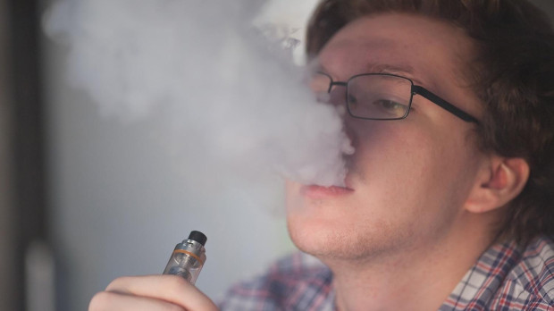 Adolescente vapeando COM SALUD 04/10/2019