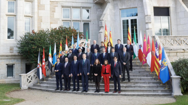 Foto de familia de la XXVII Conferencia de Presidentes presidida por Felipe VI