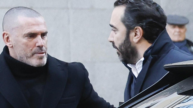 El empresario Víctor de Aldama y el líder de Desokupa, Daniel Esteve, en la puerta del Tribunal Supremo