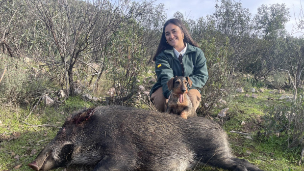 Celia y Mora junto a uno de los cochinos cobrados en nuestro puesto