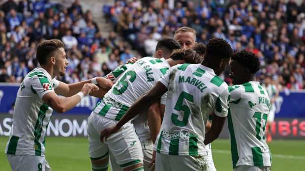 Los jugadores del Córdoba celebran uno de los goles en Oviedo