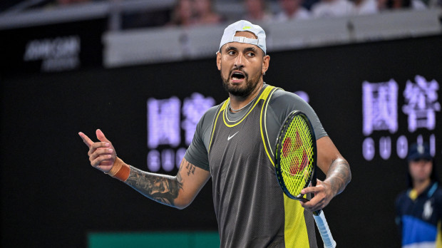 Nick Kyrgios se lamenta durante su partido de primera ronda en el Open de Australia