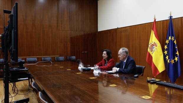 La ministra de Defensa, Margarita Robles, en la videoconferencia mantenida con Ucrania
