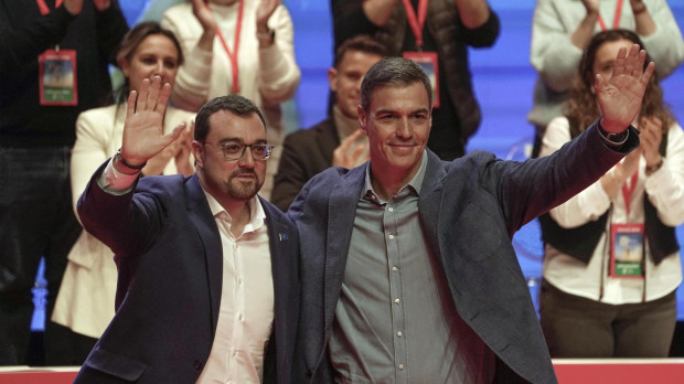 El secretario general del PSOE y presidente del Gobierno, Pedro Sánchez, y el secretario general de los socialistas asturianos y jefe del Ejecutivo regional, Adrián Barbón (i), en la jornada inaugural del 34 congreso de la Federación Socialista Asturiana (FSA-PSOE)