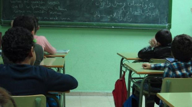 Alumnos musulmanes en una clase
El número de alumnos musulmanes en España se ha incrementado en el curso actual hasta los 290.110, unos 8.000 más que el año anterior, aunque el 95 por ciento de ellos (unos 276.000) siguen sin recibir clases de religión islámica, porque los colegios no la ofertan o no informan a los padres sobre la posibilidad de apuntar a sus hijos a esta asignatura, según denuncia la Comisión Islámica de España (CIE), que reivindica el