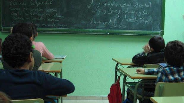 Alumnos musulmanes en una clase El número de alumnos musulmanes en España se ha incrementado en el curso actual hasta los 290.110, unos 8.000 más que el año anterior, aunque el 95 por ciento de ellos (unos 276.000) siguen sin recibir clases de religión islámica, porque los colegios no la ofertan o no informan a los padres sobre la posibilidad de apuntar a sus hijos a esta asignatura, según denuncia la Comisión Islámica de España (CIE), que reivindica el "derecho" de estos niños y jóvenes a asistir a clase de Islam. SOCIEDAD MADRID ESPAÑA EUROPA
