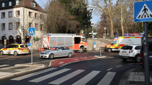 Vehículos de los servicios de emergencias se encuentran cerca del lugar de un apuñalamiento en Aschaffenburg (Alemania)
