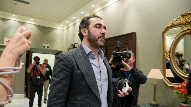 El empresario Víctor de Aldama, presunto conseguidor del 'caso Koldo, a su llegada al Parlamento de Canarias para comparecer ante la comisión de investigación