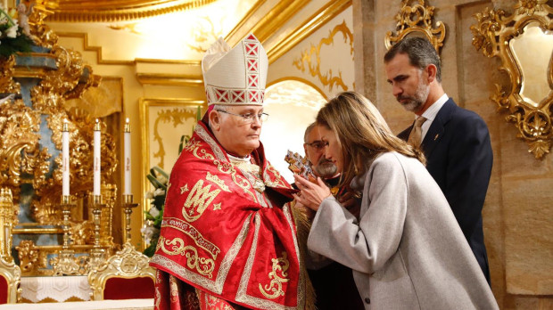 El obispo de la Diócesis de Cartagena-Murcia, José Manuel Lorca, ofrece la Santa Cruz a la Reina en la visita de 2017