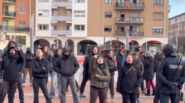 Algunos de los radicales que han rodeado la mesa informativa de Vox en Pamplona