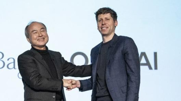 El CEO de SoftBank Masayoshi Son (i) y el CEO de OpenAI Sam Altman